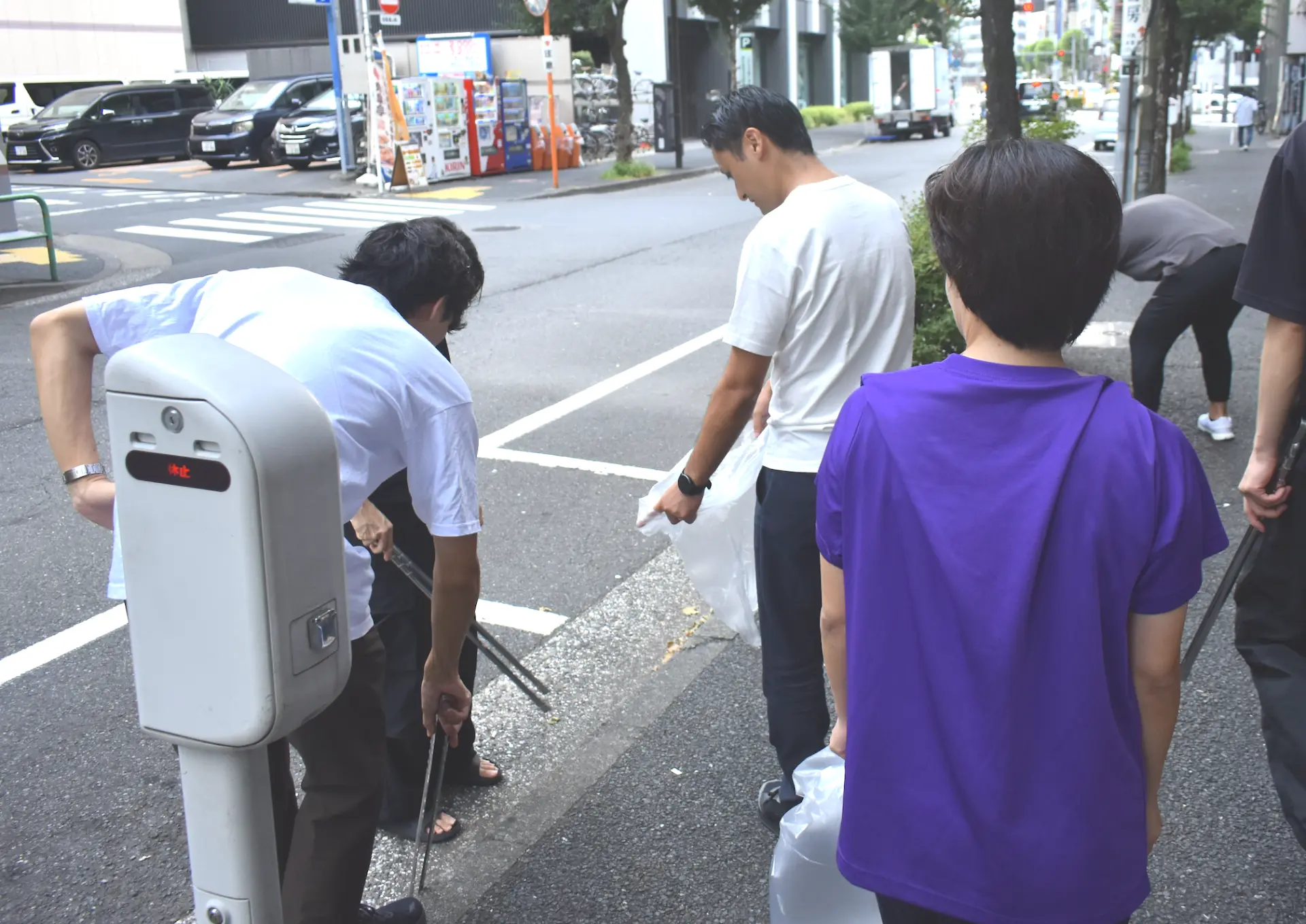 清掃活動でゴミ拾いをするVision Baseの社員たち