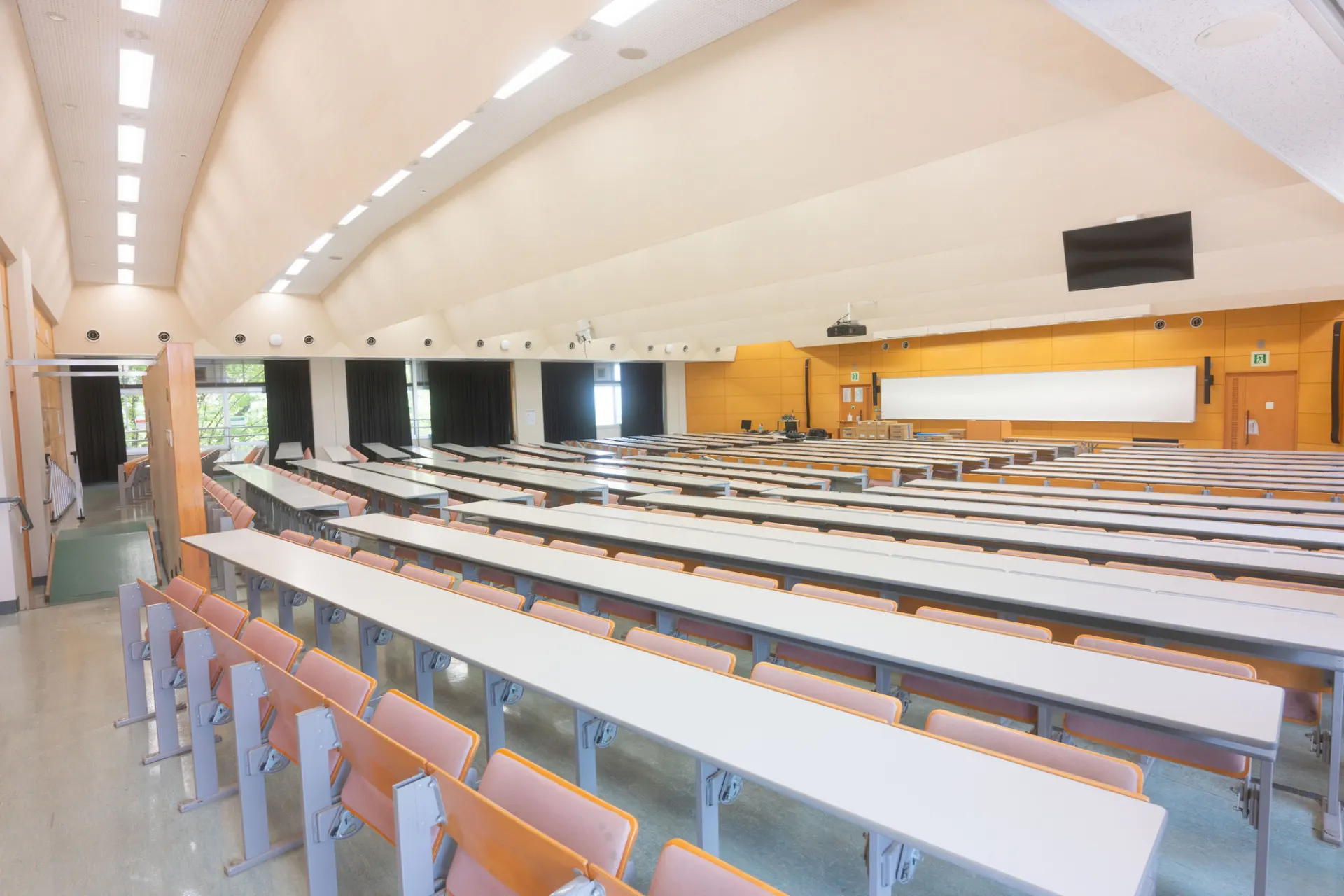 「分かる人に聞く」しかなかった大学事務を。規定にもとづいて即答できる組織へ。