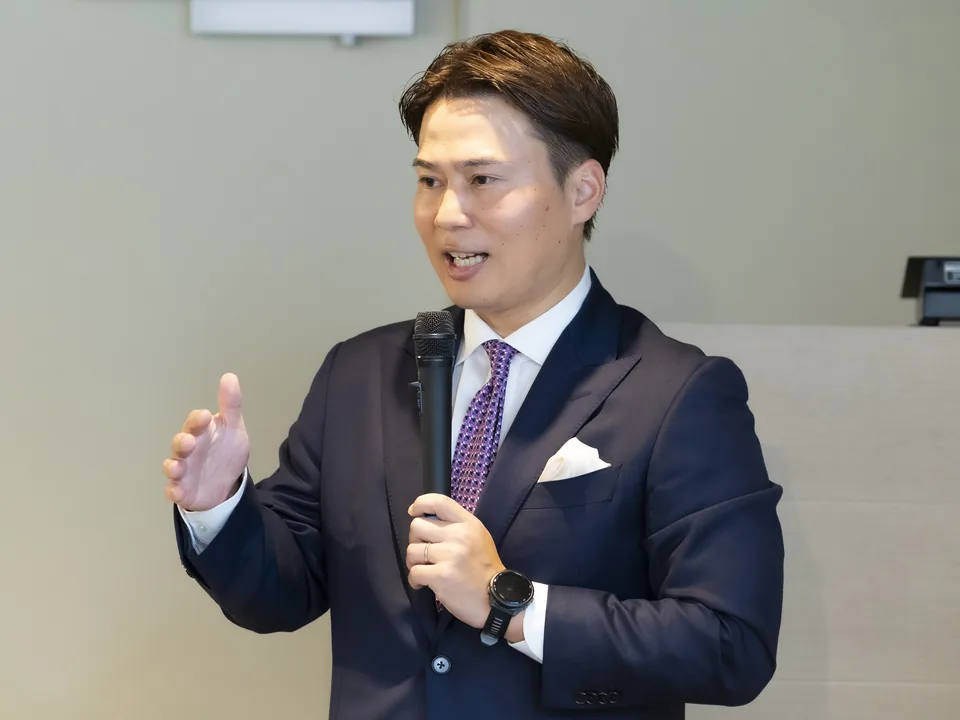 中 英行