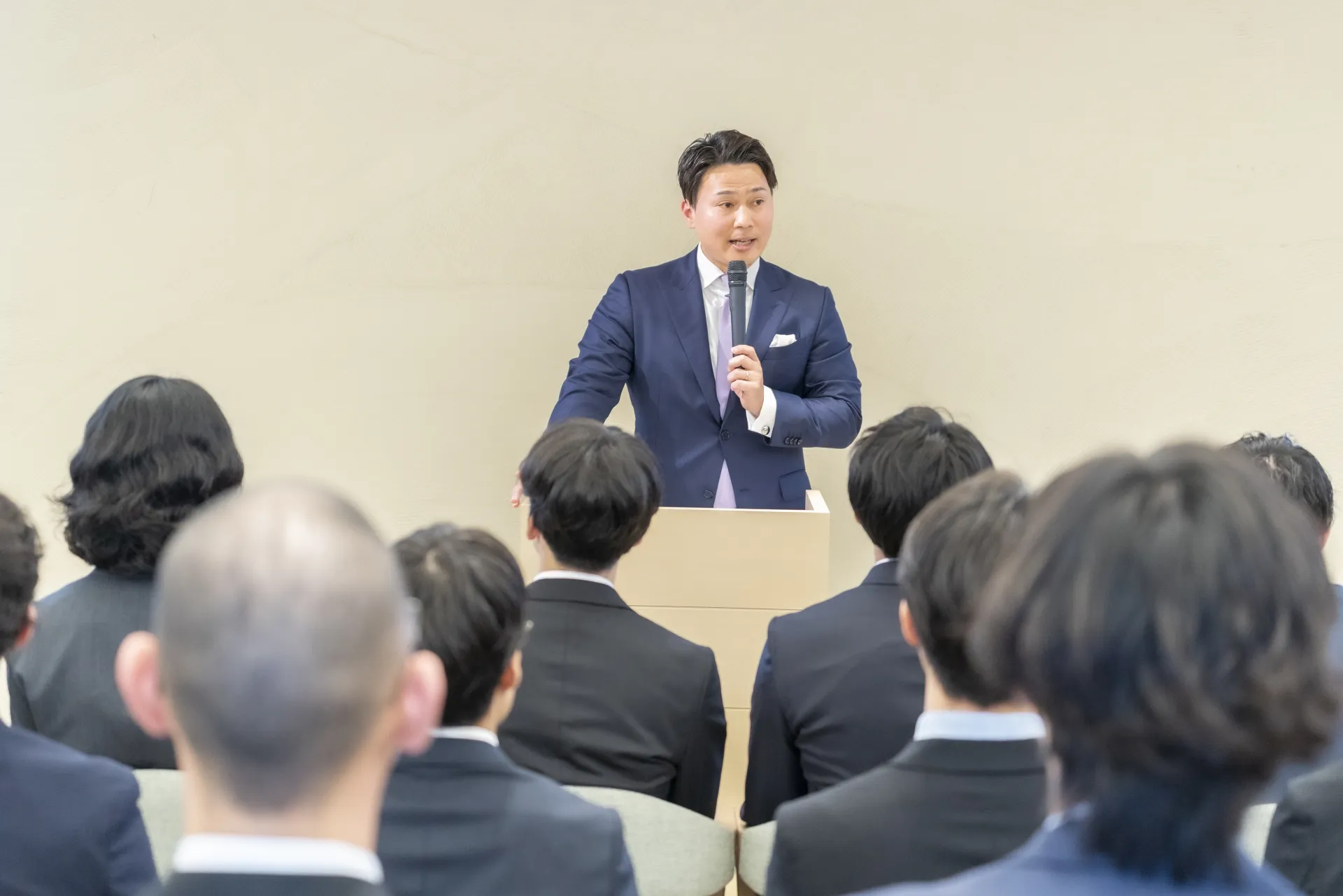社内大学「紫大学」で講義を行う様子